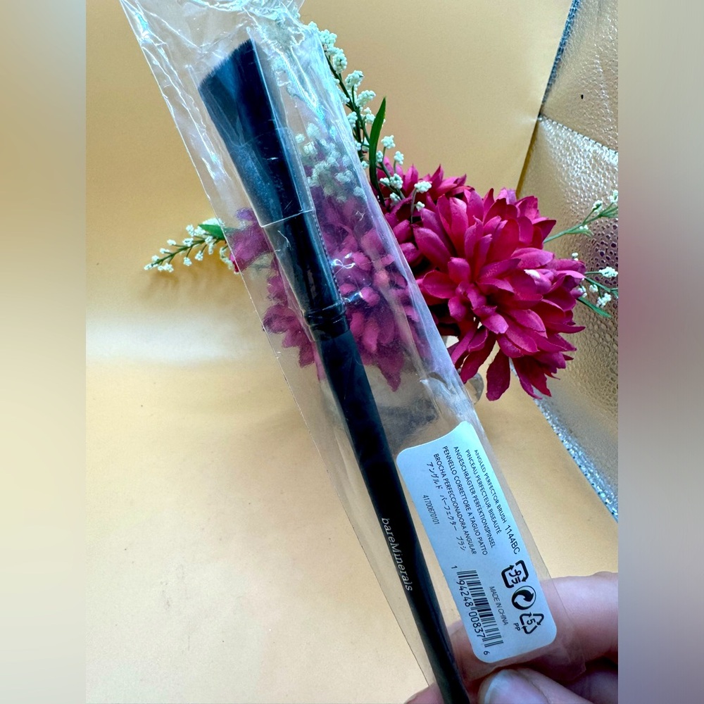 Bare minerals angled perfector brush cosmetic brush